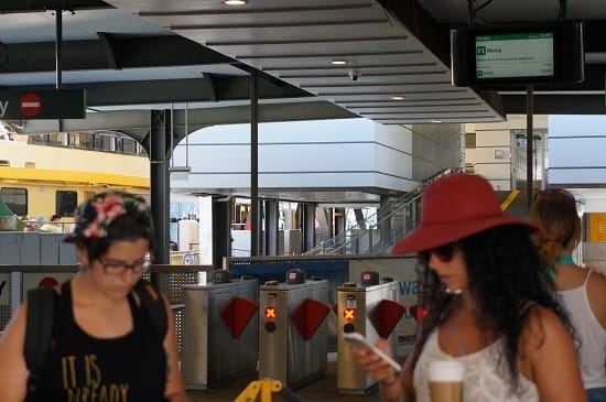 Esperando el ferry a Manly YellowMellow